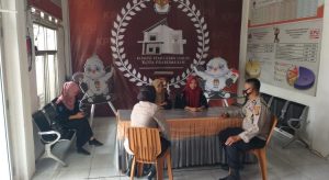 Personel Satbinmas Polres Kota Prabumulih Kunjungi Kantor KPU Dalam Rangka Program Jumat Curhat
