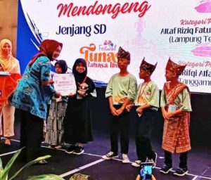 Zelda Nukman Apresiasi Prestasi Siswa Siswi Lampung Barat Ikuti  Festival Tunas Bahasa Ibu Tingkat Propinsi Lampung