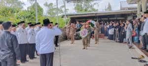 Pj. Bupati Lambar Jadi Inspektur Upacara Pemakaman Dan Pelepasan Almarhum Ahmad Sater.