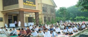 Kapolres Tulang Bawang Barat Laksanakan Sholat Idul Fitri bersama Warga