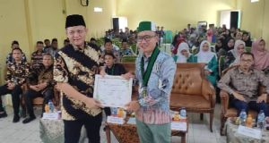 HMI OKUT Mengkritisi Pemerintah Bukan Karena Ketidaksukaan. Ini Tanggapan Bupati Lanosin