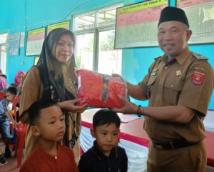 Peduli Pendidikan Pratin Puramekar Sumbang Seragam Olahraga Siswa Didik