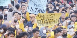 Aksi Pendemo Robohkan Pagar, DPR Batal Sahkan RUU Pilkada