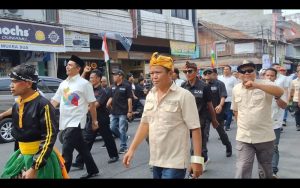 Usai Daftar di KPU Abusama,SH Berjalan kaki Mohon Doa Menang Pilkada