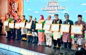 Bupati OKU Selatan Abusama Menerima Penghargaan Mentri Pendidikan Dasar Dan Menengah