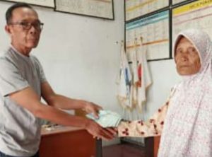 Pratin Tawan Sukamulya  Yulkhaidir Serahkan BLT-DD  Terhadap 20 KPM