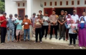 Pj Pratin Selamat Mulyadi Realisasikan BLT-BB di Balai Pekon Lumbok Seminung