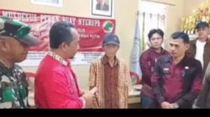 Pj Pratin Edi Alekson Bagikan BLT-DD Tahap Pertama 23 KPM Di Balai Pekon Buay Nyerupa