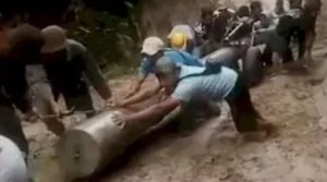 Harapkan Penerangan Listrik Warga Rela  Gotong Royong Pasang Tiyang PLN